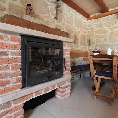Mons Villa *