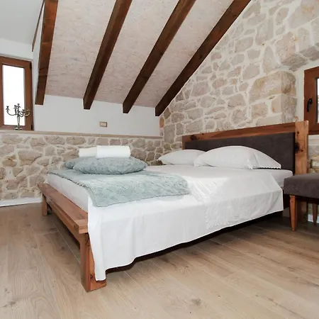 Villa Mons